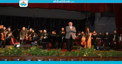 صور| «عمر خيرت» يبدأ حفله في جامعة القاهرة بالموسيقى الوطنية