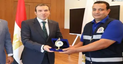 درع الإسعاف تكريما لموظف رد 1.5 مليون جنيه لأسرة مصابة