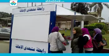 مشغولات يدوية وهدايا.. «متحدي الإعاقة» بعين شمس تقيم معرضا لمنتجاتهم بالجامعة (صور)