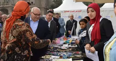 افتتاح المعرض الخيري للملابس في جامعة عين شمس
