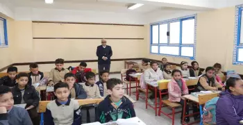 وزير التعليم جالسًا في الدكة بجوار الطلاب (صورة)
