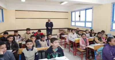 وزير التعليم جالسًا في الدكة بجوار الطلاب (صورة)