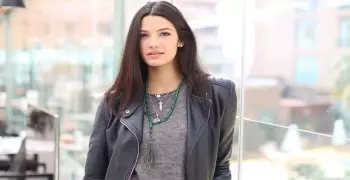 الفنانة تارا عماد ترصد مكافأة مالية لمن يعثر على كلبتها