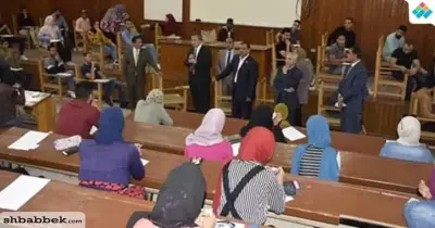 رئيس جامعة السويس داخل لجان الامتحان: المشاركة في الاستفتاء واجب وطني