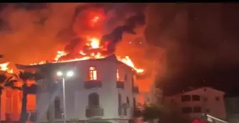 حريق هائل في شارع 77 بمدينة رأس البر.. صور وفيديو