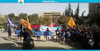 حاملين أعلام مصر.. طلاب جامعة حلوان يشاركون في «سباق الطريق»