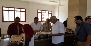 نائب رئيس جامعة المنصورة يتناول الإفطار مع طلاب المعسكر الدائم (صور)