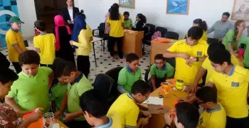 سفارة المعرفة بجامعة المنيا تعلم طلاب المدارس صناعات الـ«هاند ميد»