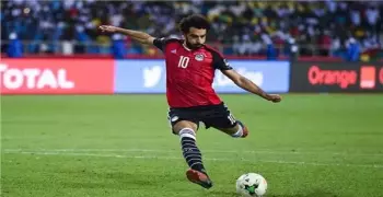 محمد صلاح يلبي طلب فتاة من ذوي الاحتياجات الخاصة أثناء مباراة مصر وغينيا
