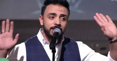المطرب عماد كمال يغني «ريح المدام» في حفل افتتاح أسبوع شباب الجامعات