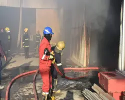 اندلاع حريق في مخزن خردة بمدينة نصر.. والحماية المدنية تحاول إخماد النيران