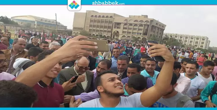  سيلفي رئيس جامعة الأزهر مع الطلاب 