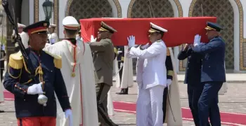 تشييع جثمان الرئيس السبسي إلى مثواه الأخير (صور)