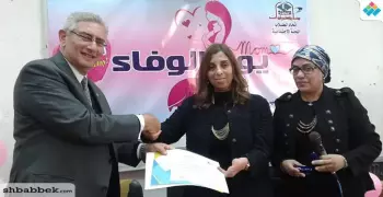 كلية تربية حلوان تكرم نائبة رئيس الجامعة احتفالا بعيد الأم (صور)