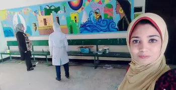 صور| جامعة أسوان تهدي جداريتين لـ«التربية والتعليم والصحة»