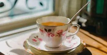 عند وضع ملعقة في كوب من الشاي تبدو وكأنها مكسورة بسبب ماذا؟