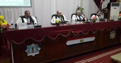 رئيس جامعة الأزهر يناقش رسالة دكتوراه في اللغويات بفرع أسيوط