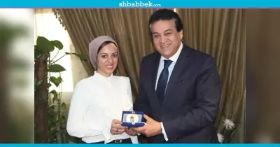 لفوزها بأفضل بحث في مجال السرطان.. وزير التعليم العالي يكرم الطالبة نانسي كارم