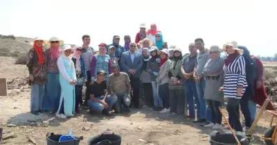 رئيس جامعة كفر الشيخ يزور الوفد المشارك في التنقيب عن الآثار بمنطقة «بوتو»