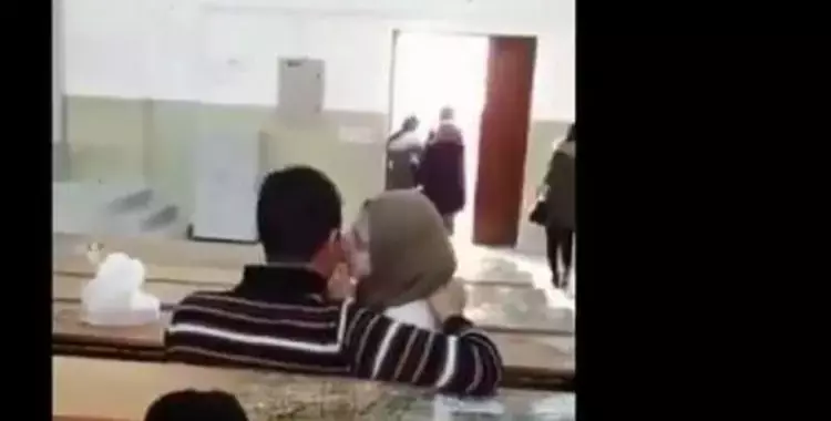  أحضان وقبلات بين طالب وطالبة في المدرج ووزارة التعليم العالي تحقق فيديو 