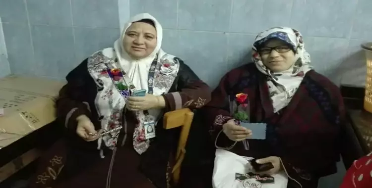  أسرة «power team» توزع ورود على الأمهات في جامعة المنصورة 