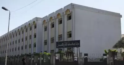 أمن جامعة الأزهر يطرد أوائل الخريجين من مبنى الإدارة