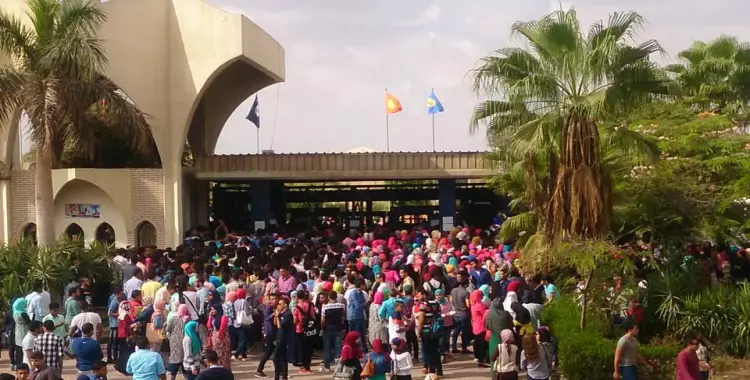  أمن جامعة حلوان ينهى أزمة الزحام أمام البوابات 
