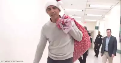 «أوباما نويل» يحمل حقيبة هدايا ويوزعها على أطفال مستشفى «نورث ويست» (فيديو)