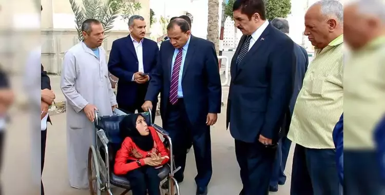 إصلاح كرسي كهربائي لطالبة من «متحدي الإعاقة» على نفقة رئيس جامعة بني سويف 
