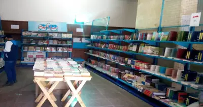 إقبال طلابي ضعيف على معرض الكتاب بجامعة عين شمس