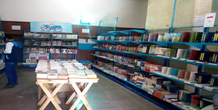  إقبال طلابي ضعيف على معرض الكتاب بجامعة عين شمس 