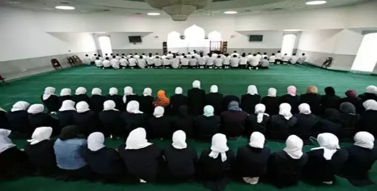  «إمام الحرم المكي» يدعو إلى عدم فصل الرجال عن النساء في الصلاة 