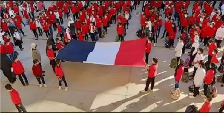 إيقاف مدير مدرسة في دمياط بعد واقعة تحية علم فرنسا بدل علم مصر 