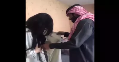 «احنا في زمن الترفيه».. رجل يخلع عباية امرأة في السعودية (فيديو)