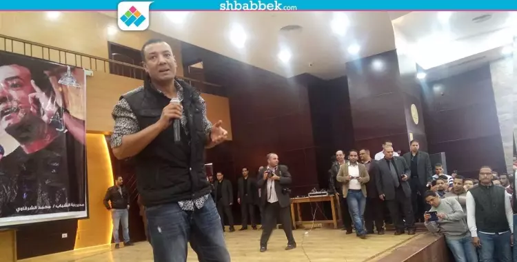  استقبال حافل من طلاب تجارة عين شمس للشاعر هشام الجخ (فيديو) 