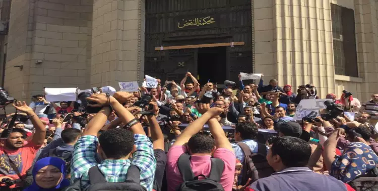  اعتراضا على حبس زملائهم.. صحفيون يرفعون الأقلام والكاميرات أمام النائب العام 