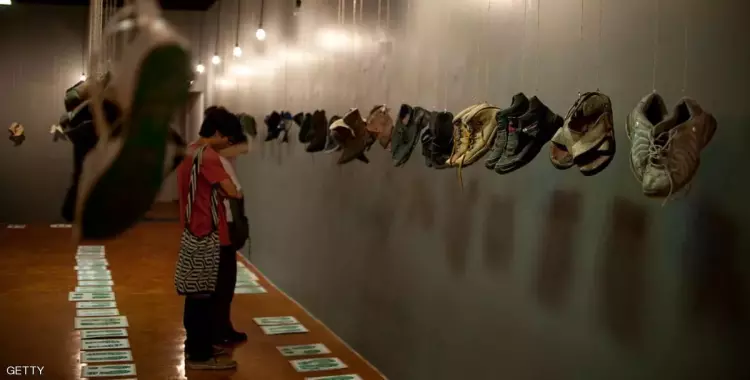  «الأحذية المعلقة».. معرض للتذكير بالمفقودين في المكسيك 