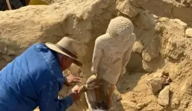  الأعلى للآثار يعلن اكتشاف 9 تماثيل لميسي من عصر الأسرة الخامسة 