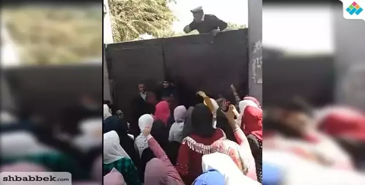  الأمن يتفاوض مع طالبات جامعة الأزهر فرع أسيوط لوقف التظاهر «فيديو» 