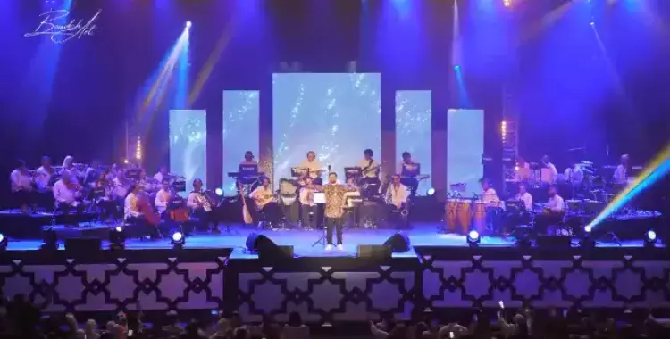  الجمهور المغربي يغني لعبد الحليم بأداء مبهر.. (فيديو) 