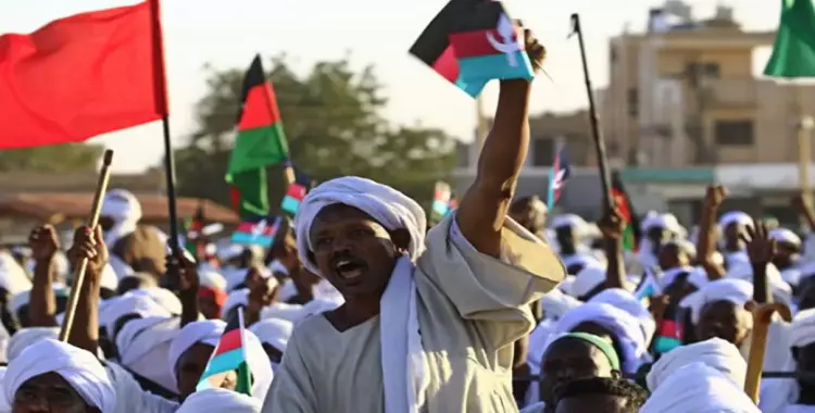  الجيش يعتقل عمر البشير ويتولي قيادة السودان فترة انتقالية لمدة عامين 