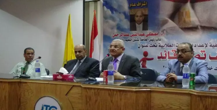  الخطاب الديني وحروب الشائعات.. رئيس جامعة المنيا يحاضر ندوة للطلاب (صور) 