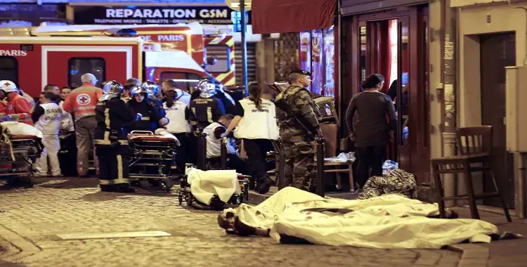  الدماء تغرق فرنسا.. مقتل 200 على الأقل في تفجيرات باريس 
