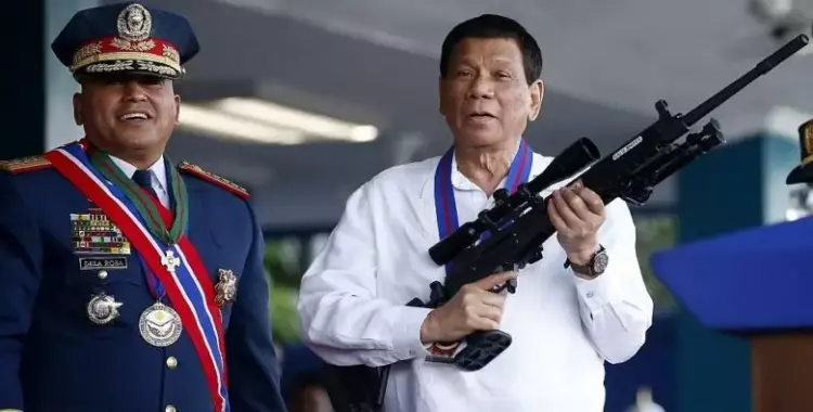  الرئيس الفلبيني للمواطنين: أطلقوا النار على أي مسئول فاسد 