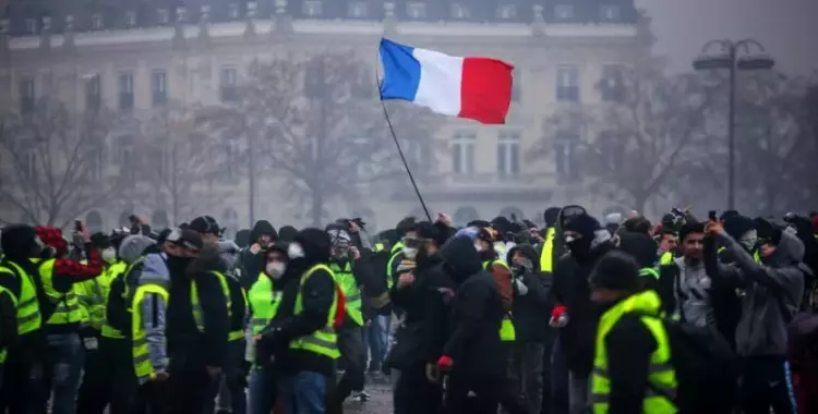  «السترات الصفراء» في فرنسا يطالبون باستقالة «ماكرون» 