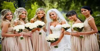 السر وراء ارتداء وصيفات العروس نفس الفستان