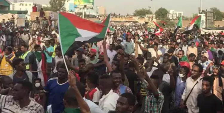  السودان.. البشير تحت الإقامة الجبرية وإطلاق سراح المعتقلين السياسيين 