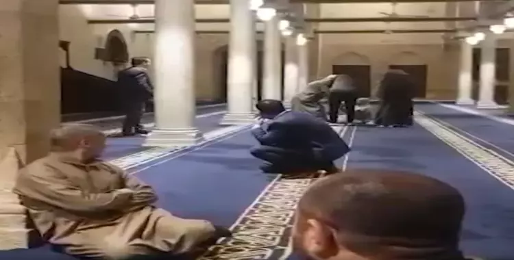  الشيخ مبروك عطية يعتدي على مصلي بسبب حديثه أثناء الدرس بالفيديو 