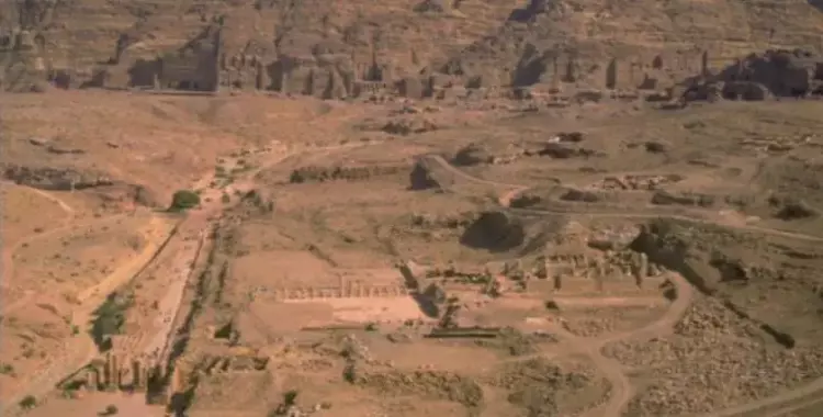  العثور على مسرح أثري ضخم في البتراء جنوب الأردن 