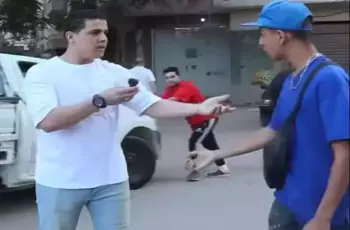 القارئ محمد أبو سيف يتعدى بالضرب على شاب في الشارع (فيديو)